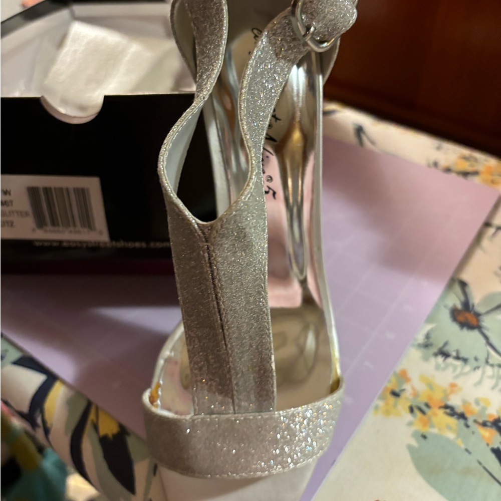 Glittery size 8W evening shoe